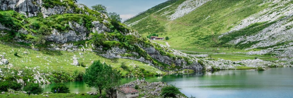 Montagnes majestueuses du Queyras sous un ciel bleu.