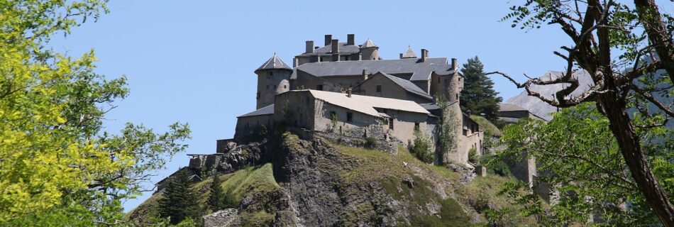Détail d’architecture traditionnelle en pierre et bois dans la région PACA.