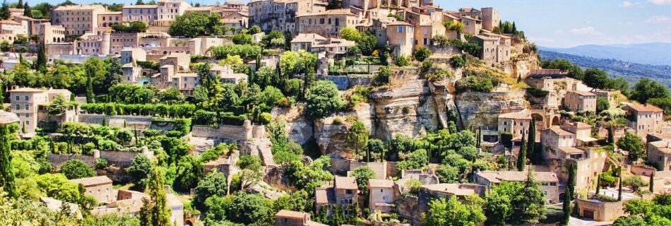 Village provençal typique du sud de la France avec maisons en pierre et toits en tuiles.