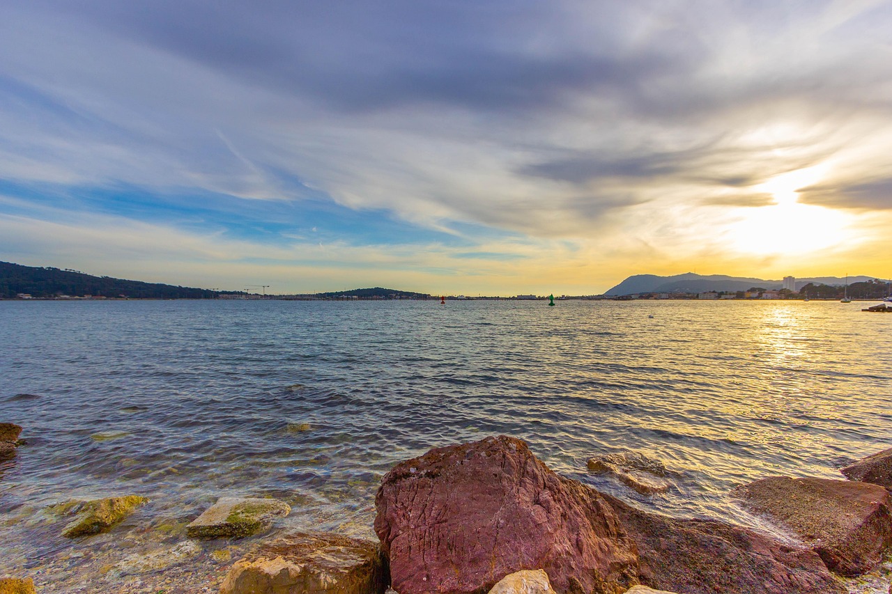 Plage méditerranéenne de la région PACA avec sable doré et mer turquoise.