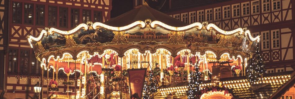 Sapin illuminé et décorations de fête dans un village du Queyras.