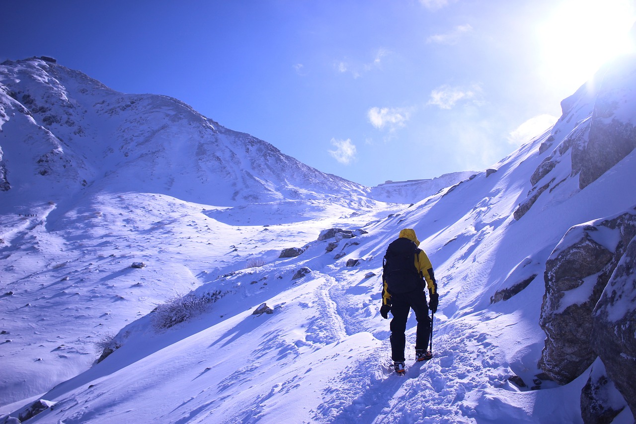 Sportif courant sur un sentier enneig&eacute; dans les Alpes du Sud pendant un snow trail.