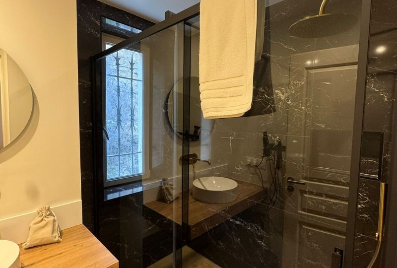 Salle de bain de l'Ancolie à la Villa Belle Fleur dans le Queyras (1)