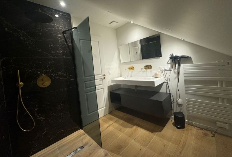 Salle de bains de l'Edelweiss à la Villa Belle Fleur dans le Queyras