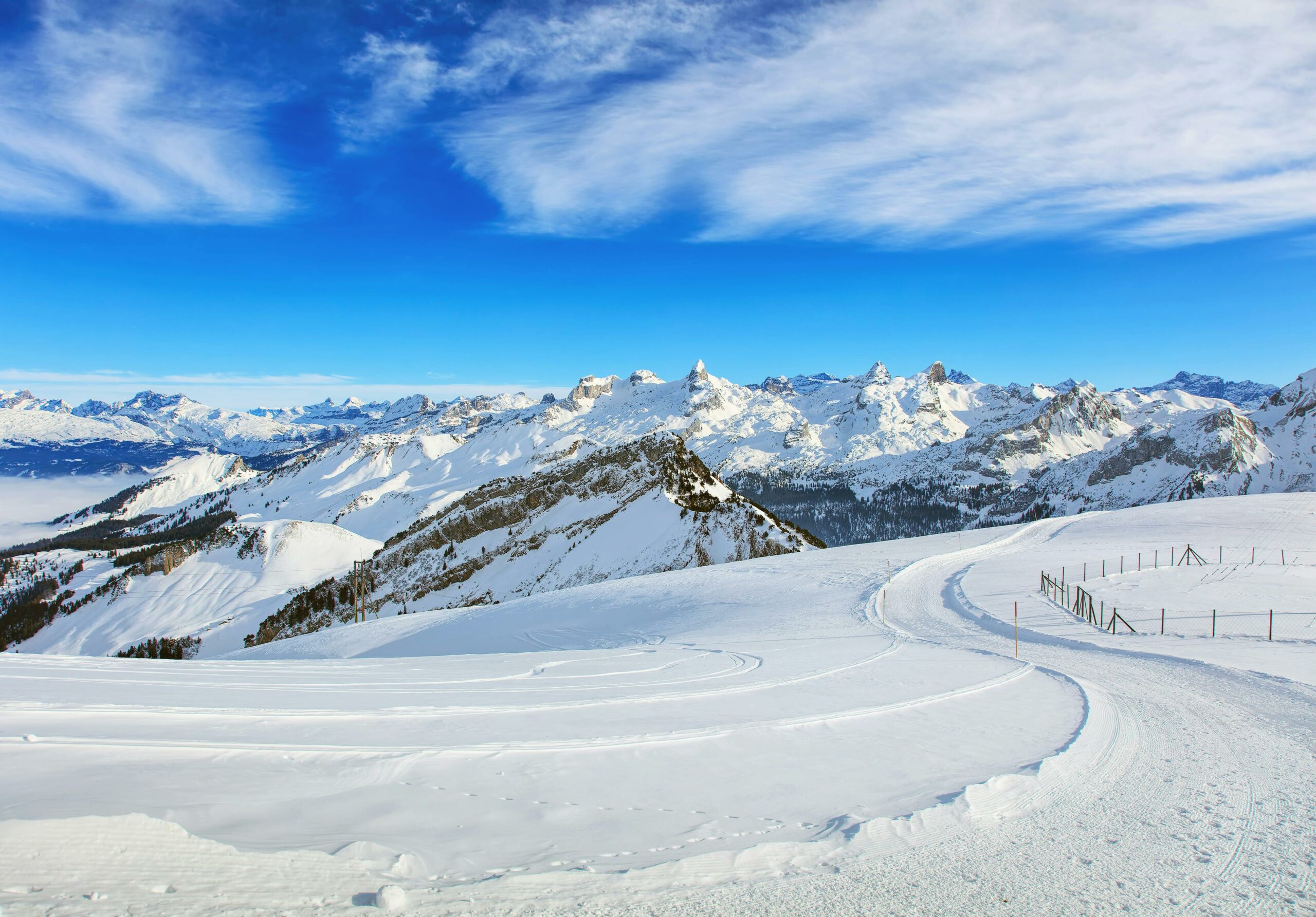 Balades hivernales dans le Queyras avec panorama de montagnes enneig&eacute;es et ciel bleu