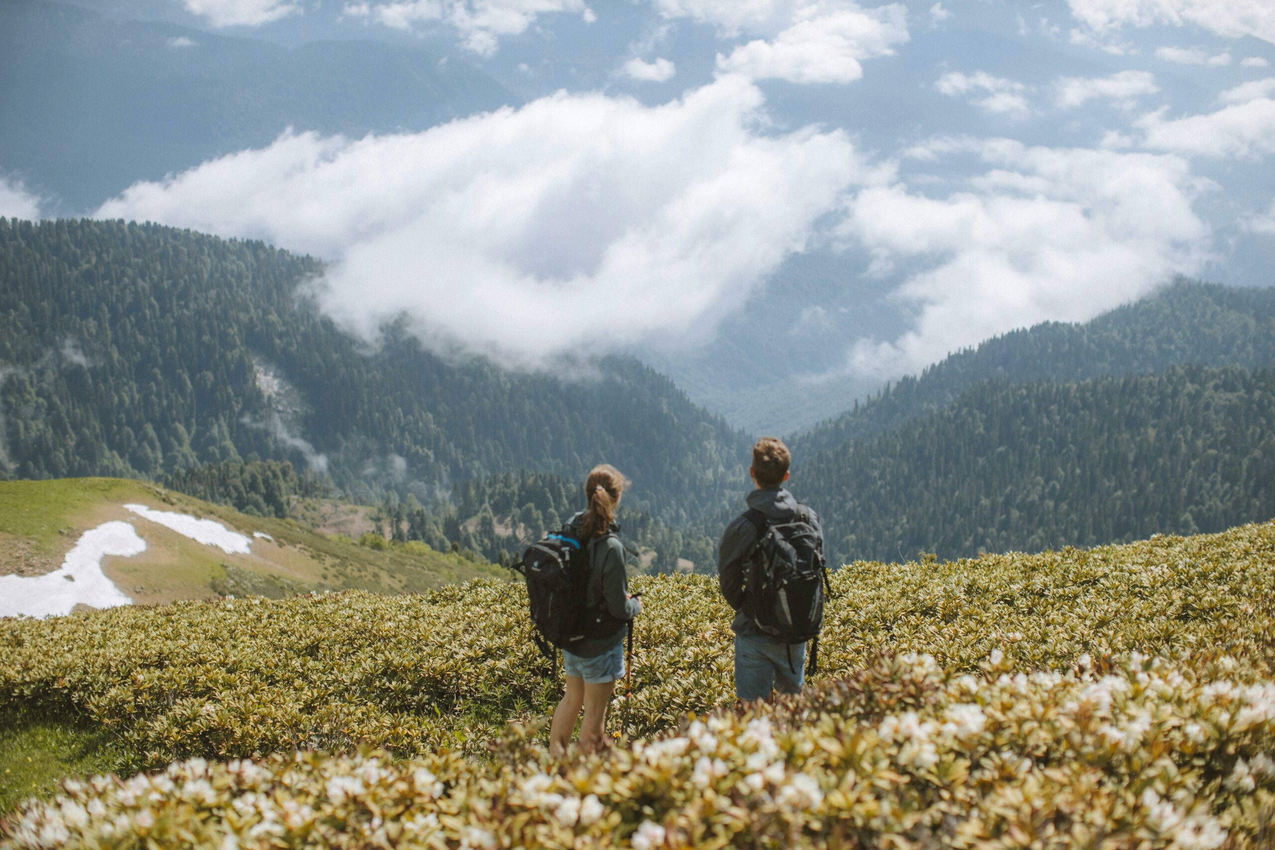 Couple en randonn&eacute;e dans les Alpes profitant d&rsquo;un week-end romantique en location montagne