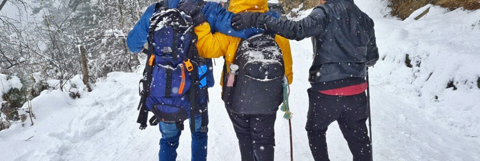 Randonn&eacute;e en groupe dans la neige lors d&rsquo;un s&eacute;jour en location alpes pour groupe