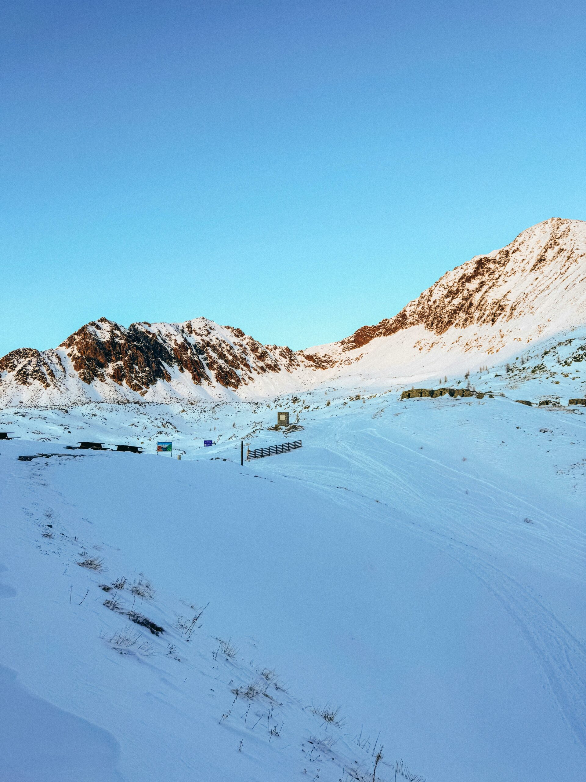 Vall&eacute;e alpine enneig&eacute;e offrant un cadre parfait pour un week-end romantique en location dans les Alpes