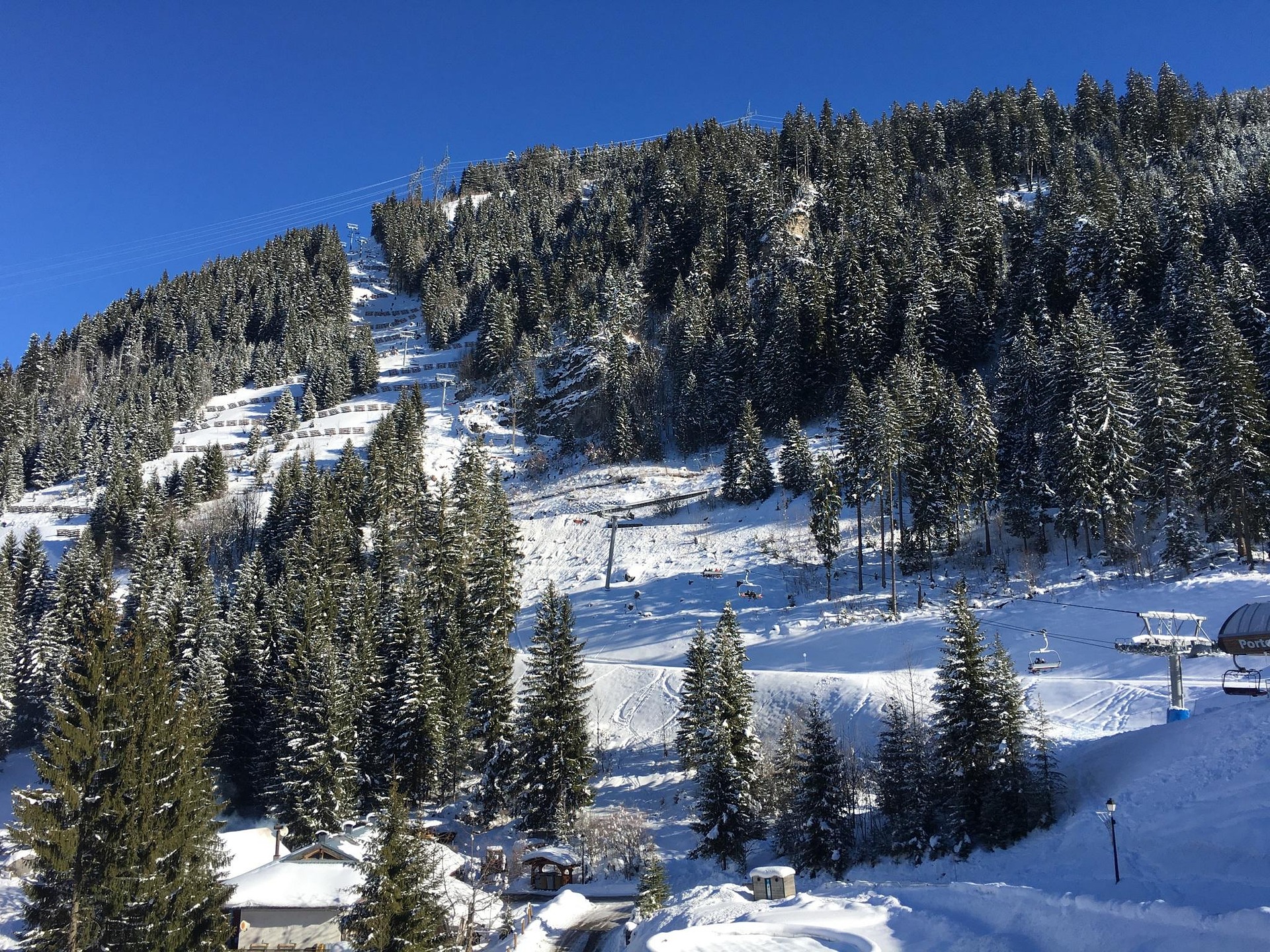 Station de ski du Queyras en hiver avec pistes enneig&eacute;es