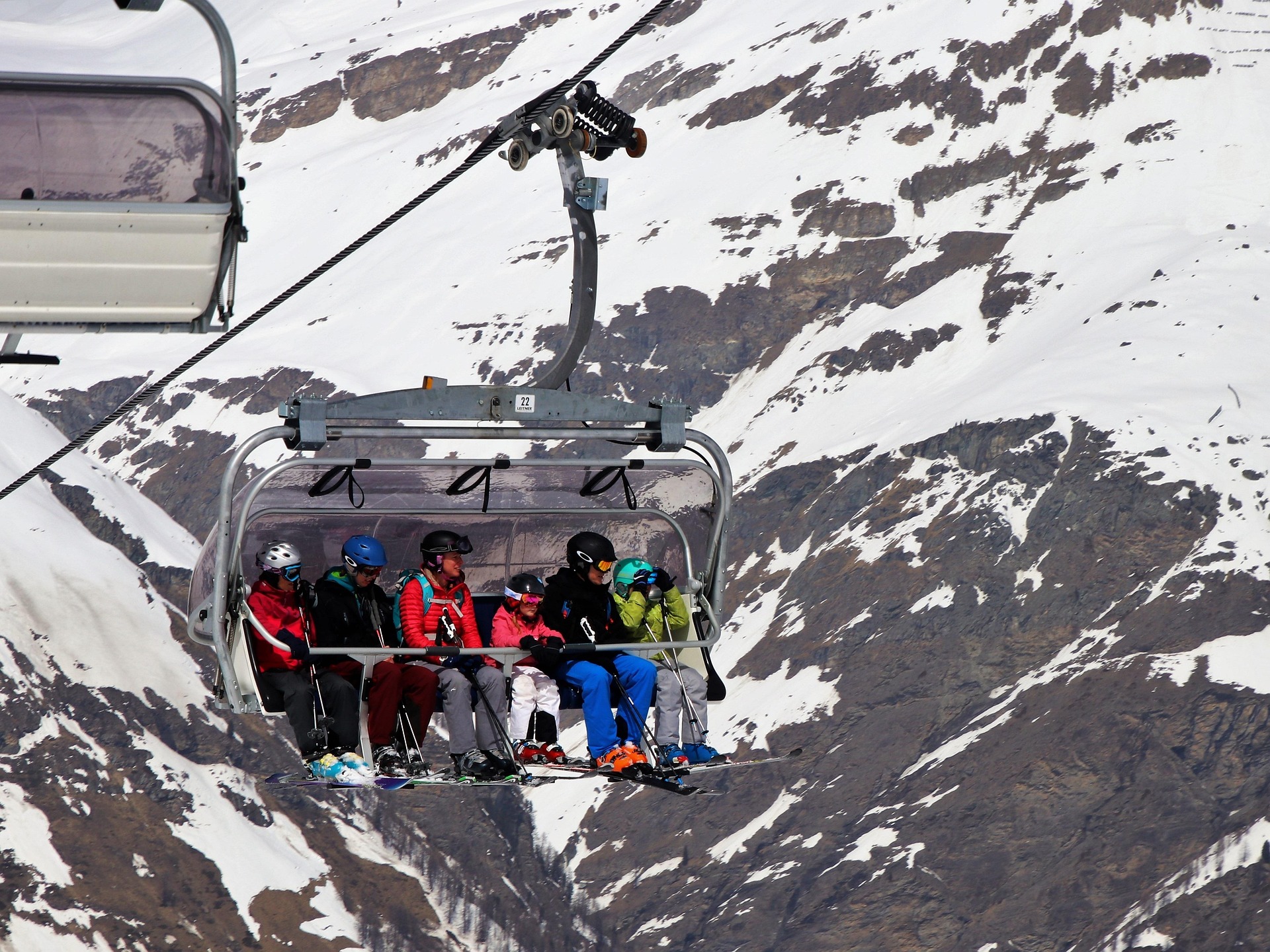 Famille au ski sur t&eacute;l&eacute;si&egrave;ge dans une station de montagne