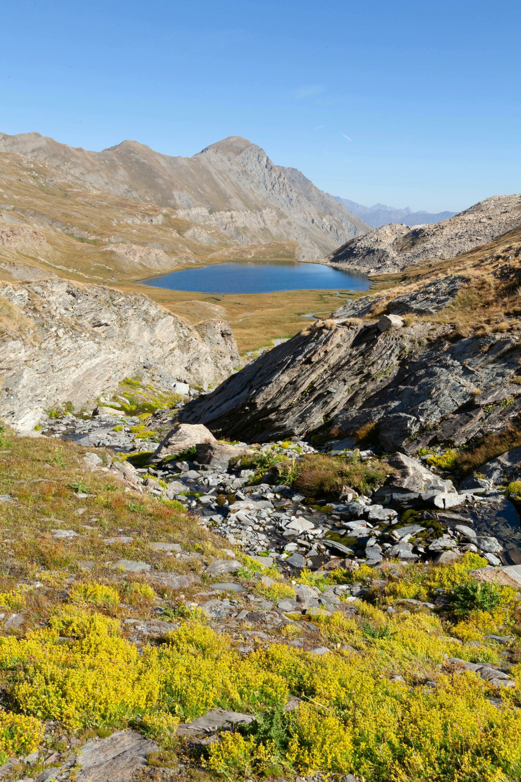 Location Queyras en toute saison avec lac d&rsquo;altitude, montagnes rocheuses et flore alpine