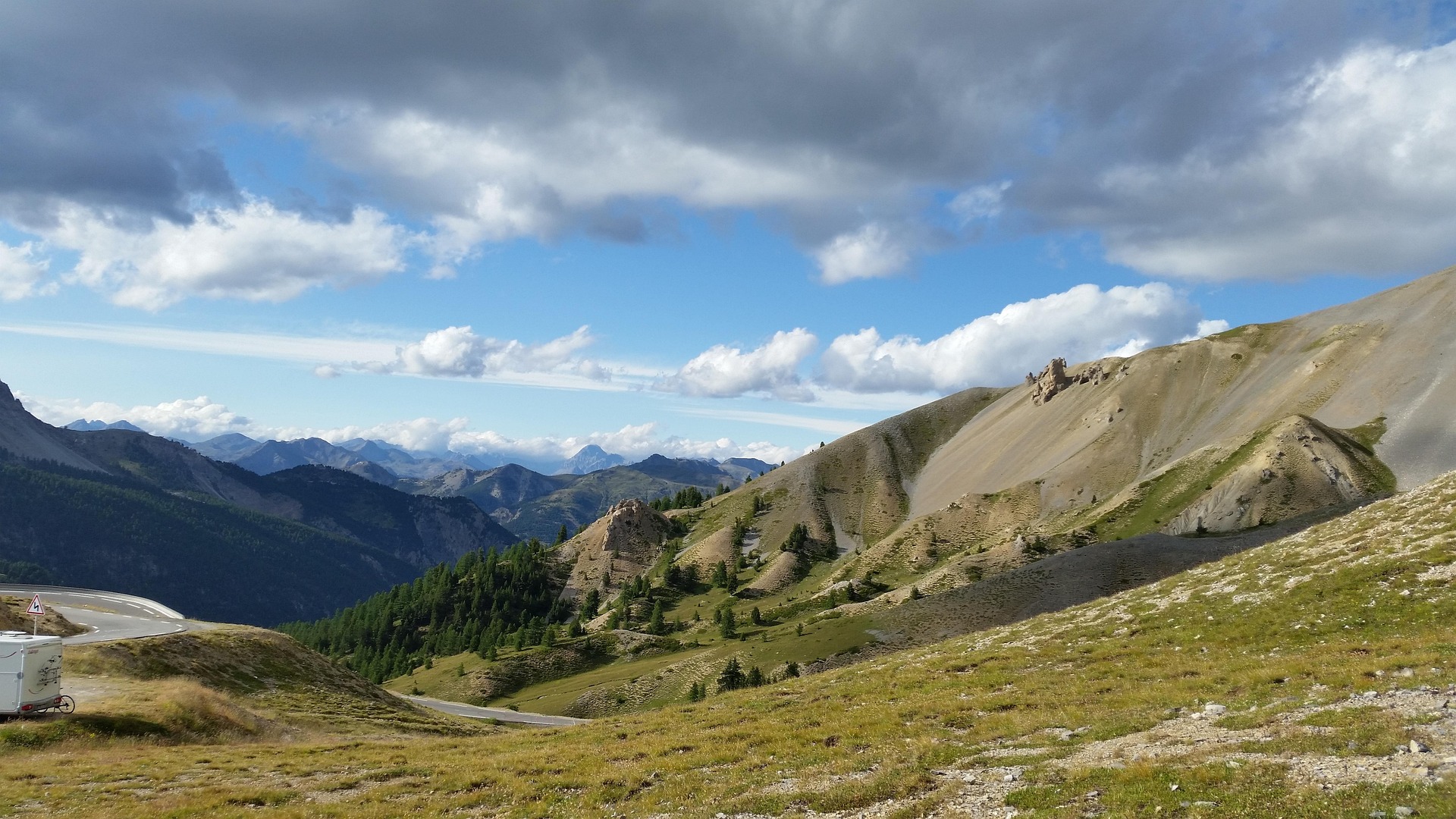 Paysage montagneux du Queyras avec route panoramique au c&oelig;ur des Alpes du Sud