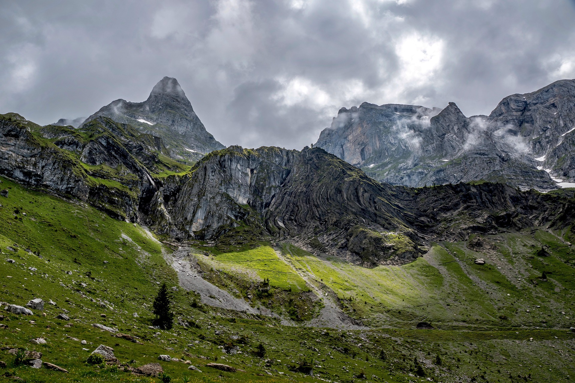 paysage montagneux rocheux avec nuages dans les Hautes-Alpes