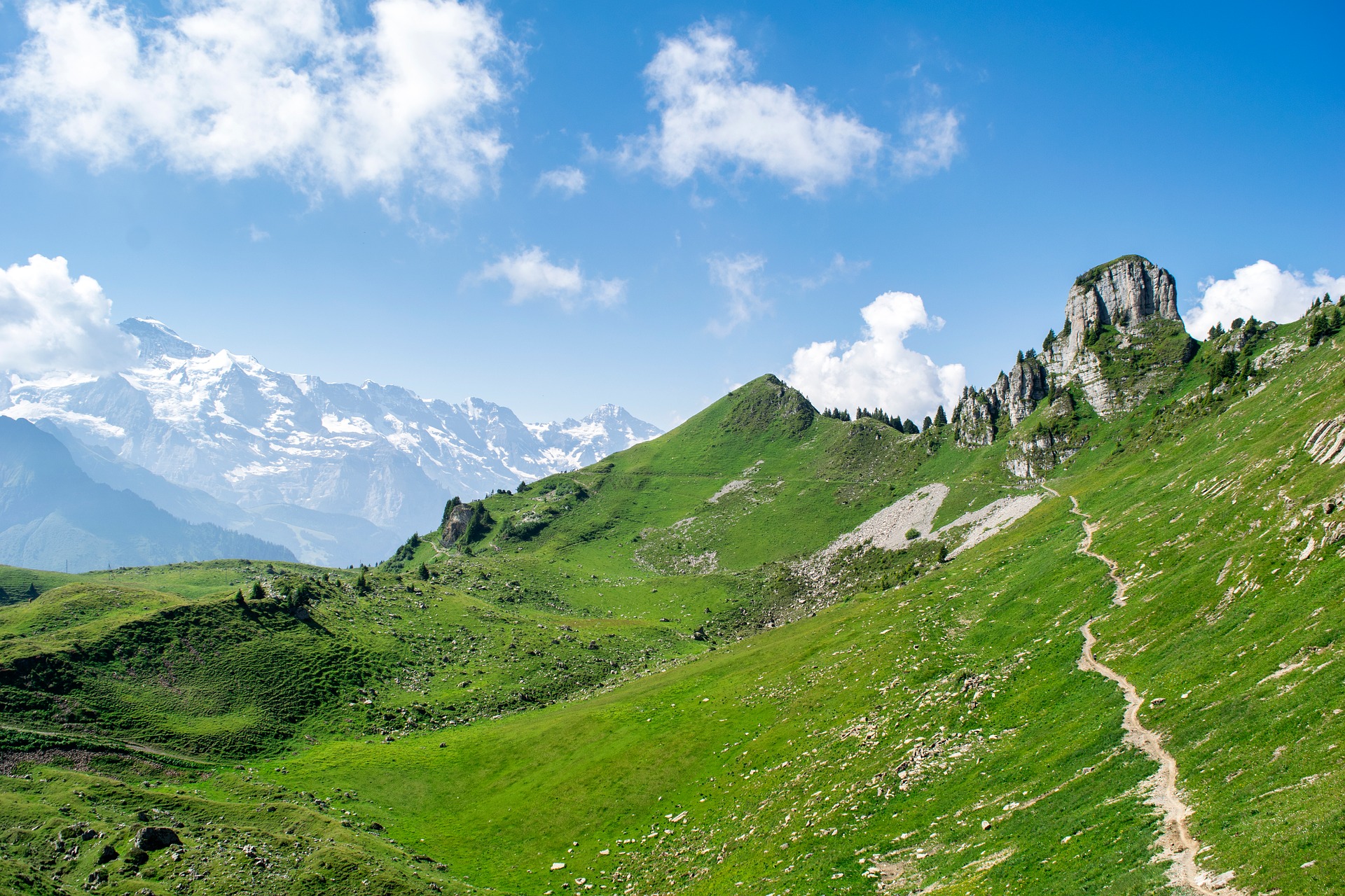 sentier de randonn&eacute;e en montagne avec panorama alpin dans les Hautes-Alpes