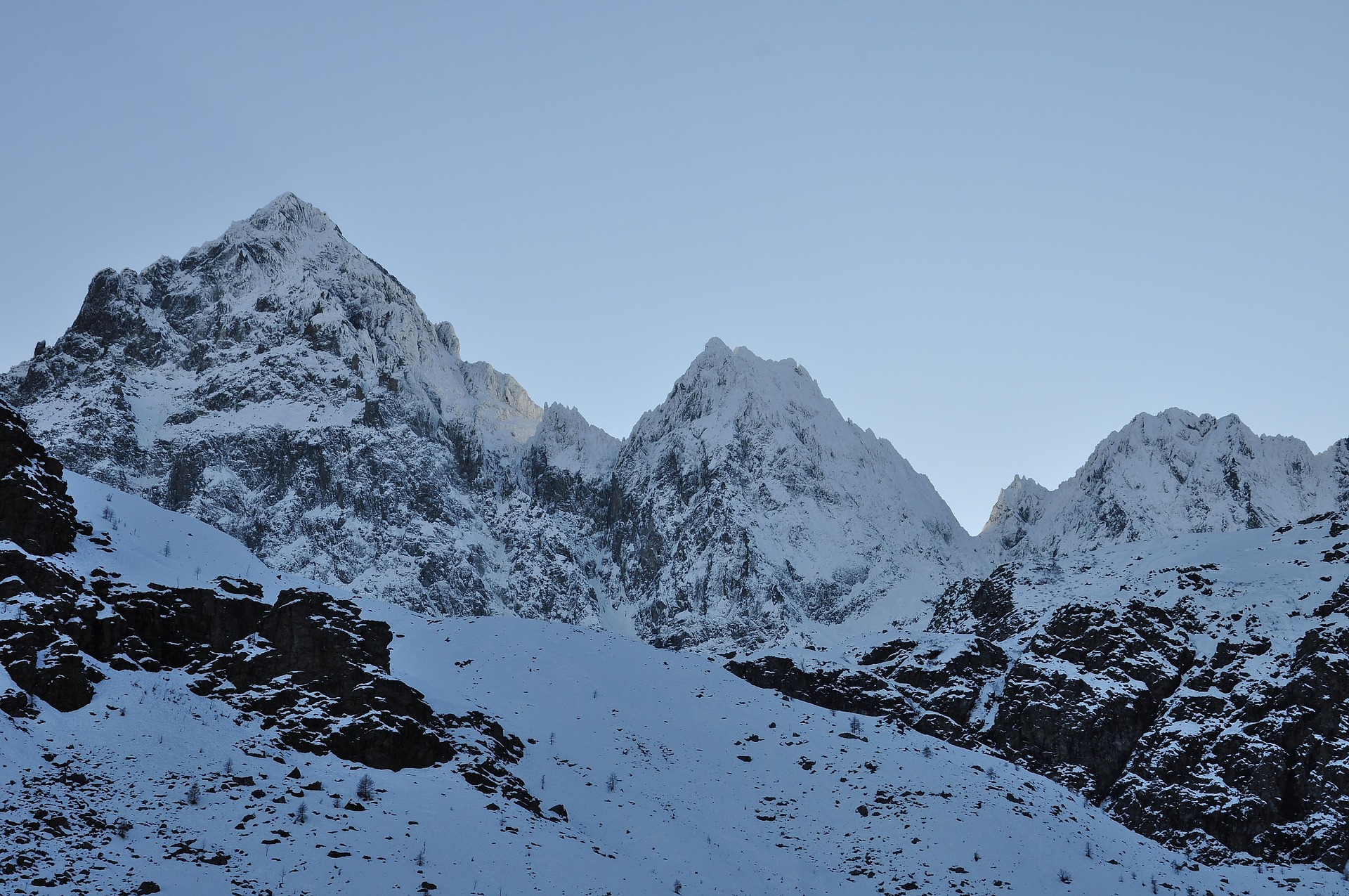 Montagnes enneig&eacute;es du massif du Viso dans les Alpes