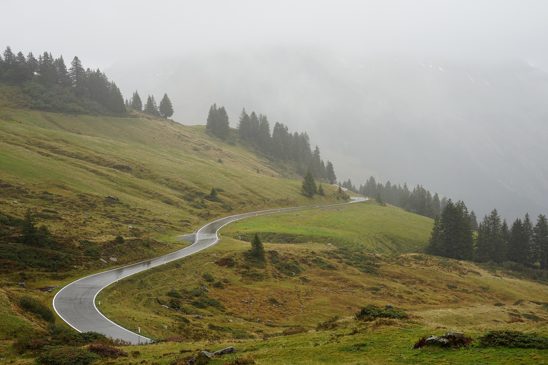 Route traversant le Val d'Izoard au milieu des alpages et des for&ecirc;ts dans les Hautes-Alpes.